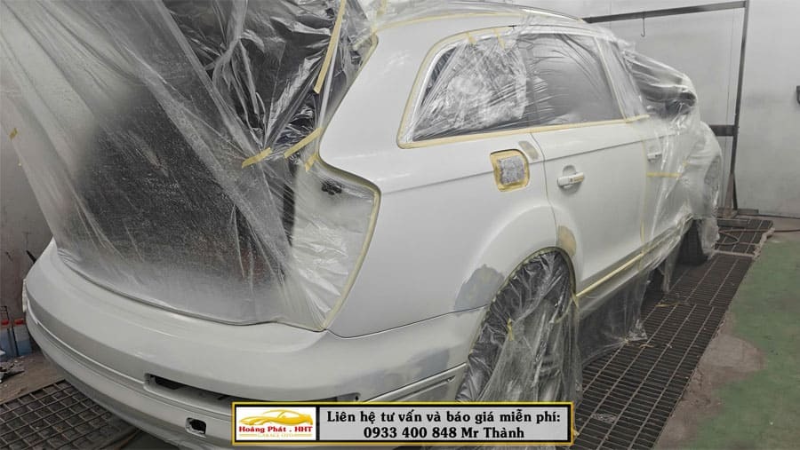 Kiểm tra thân vỏ ô tô trước khi đồng sơn